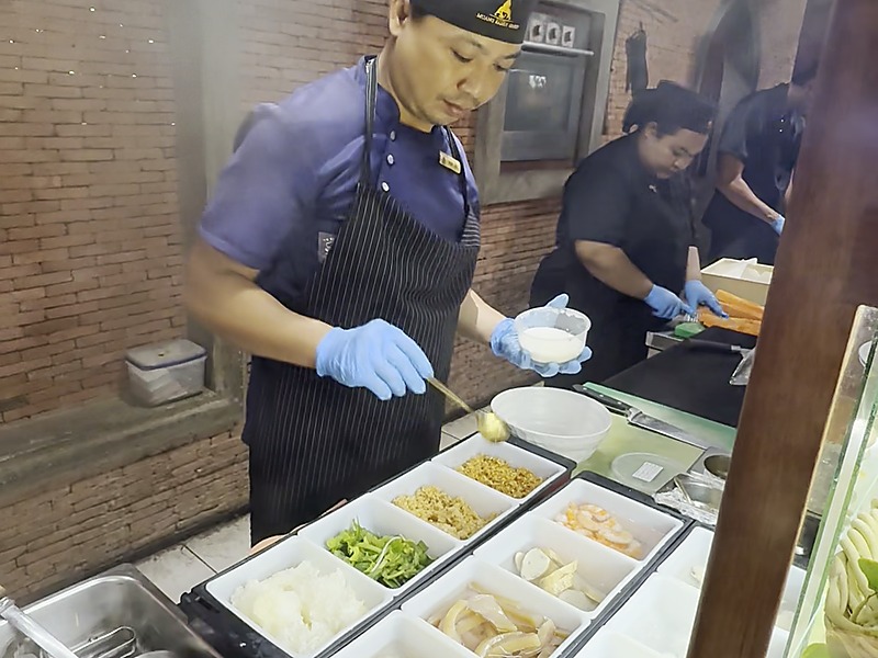 royal-muang-samui-live-egg-station