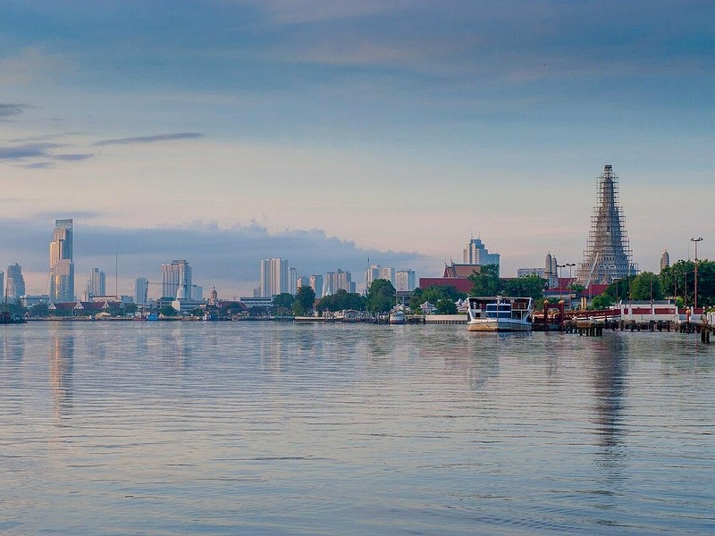 Riverside saphan taksin chao phraya
