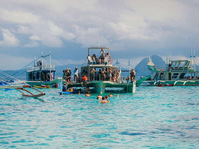 Which snorkeling tour group boats swimmers